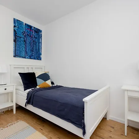 Apartment Cozy Near Royal Baths Park By Renters
