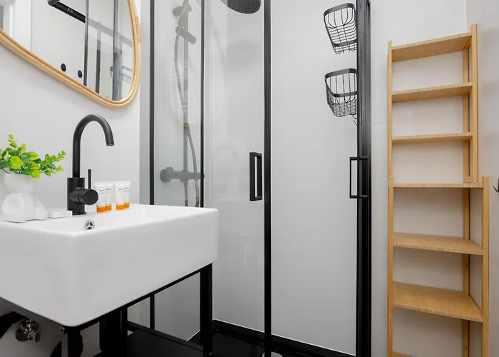 Cozy Near Royal Baths Park By Renters Apartament *